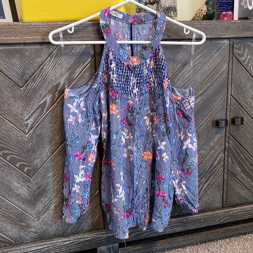 Maurice’s floral top, size x small cut out sleeves